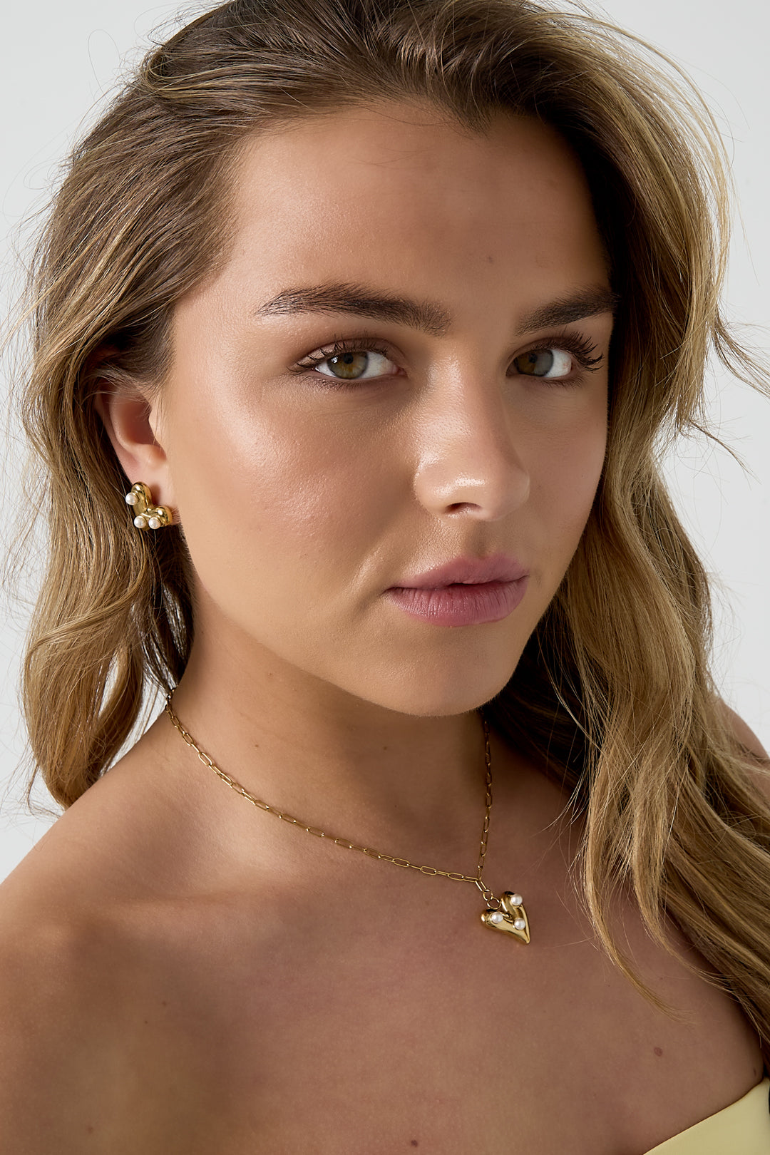 Necklace with hanging heart and pearls