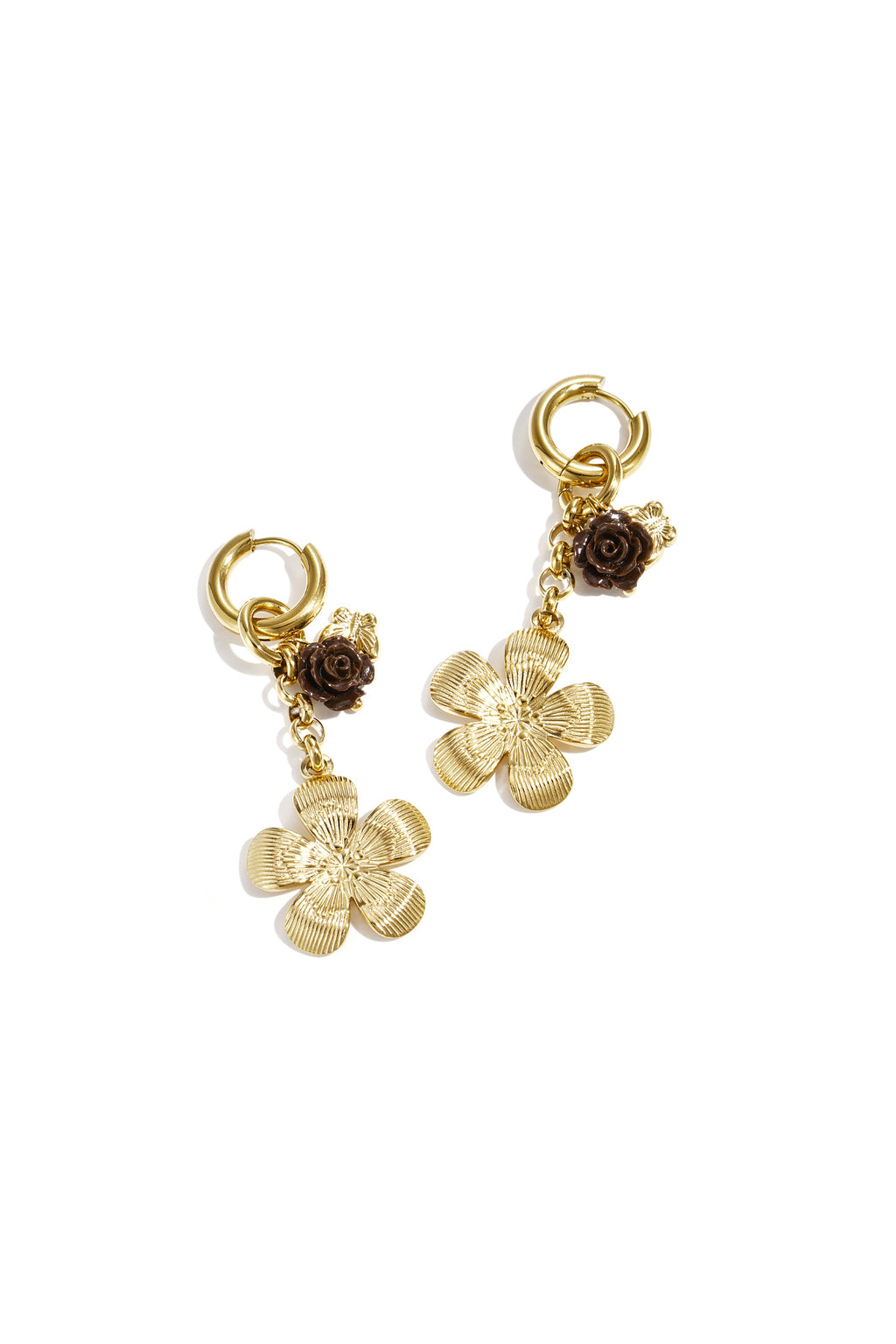 Earrings with flower pendants in various sizes