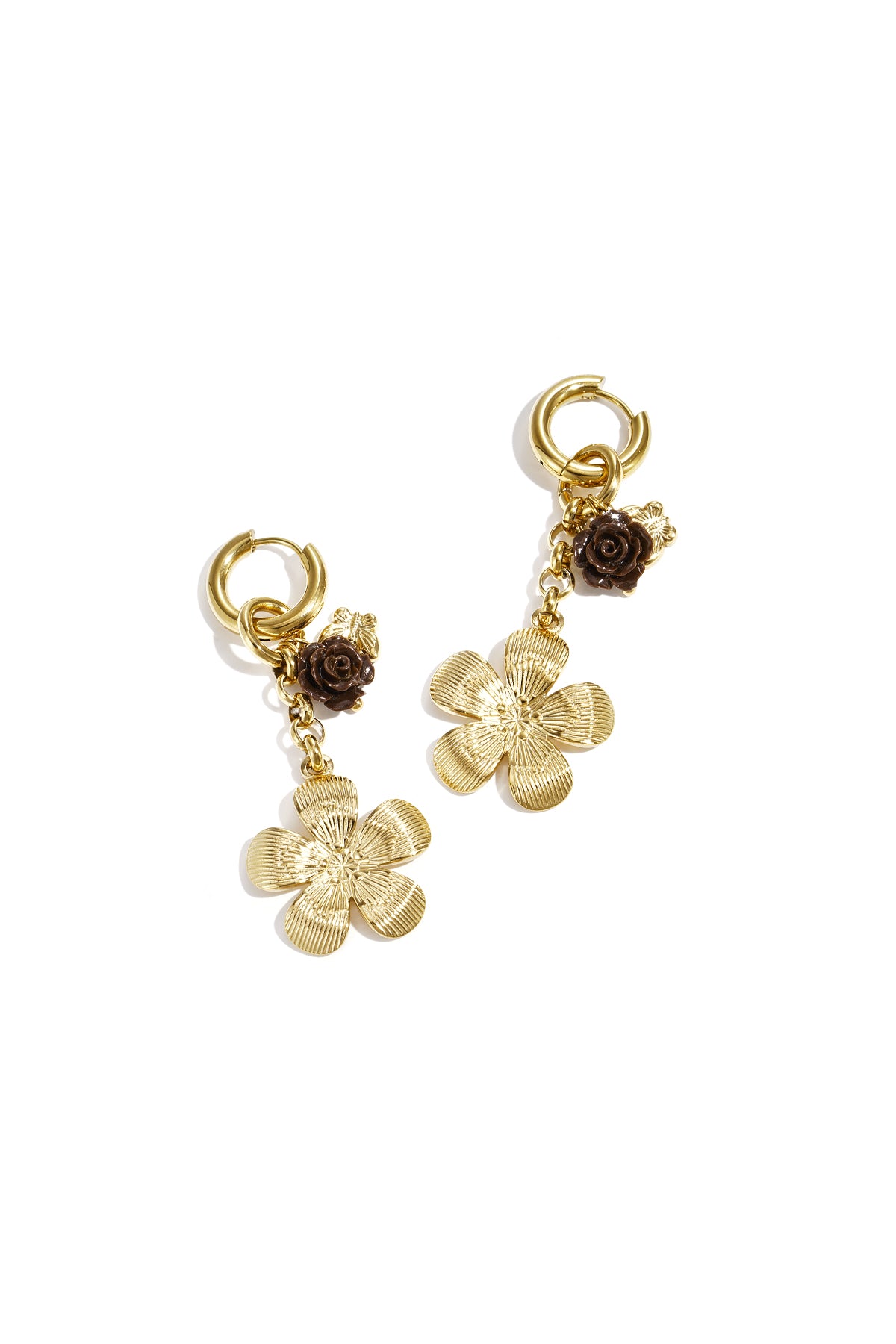 Earrings with flower pendants in various sizes