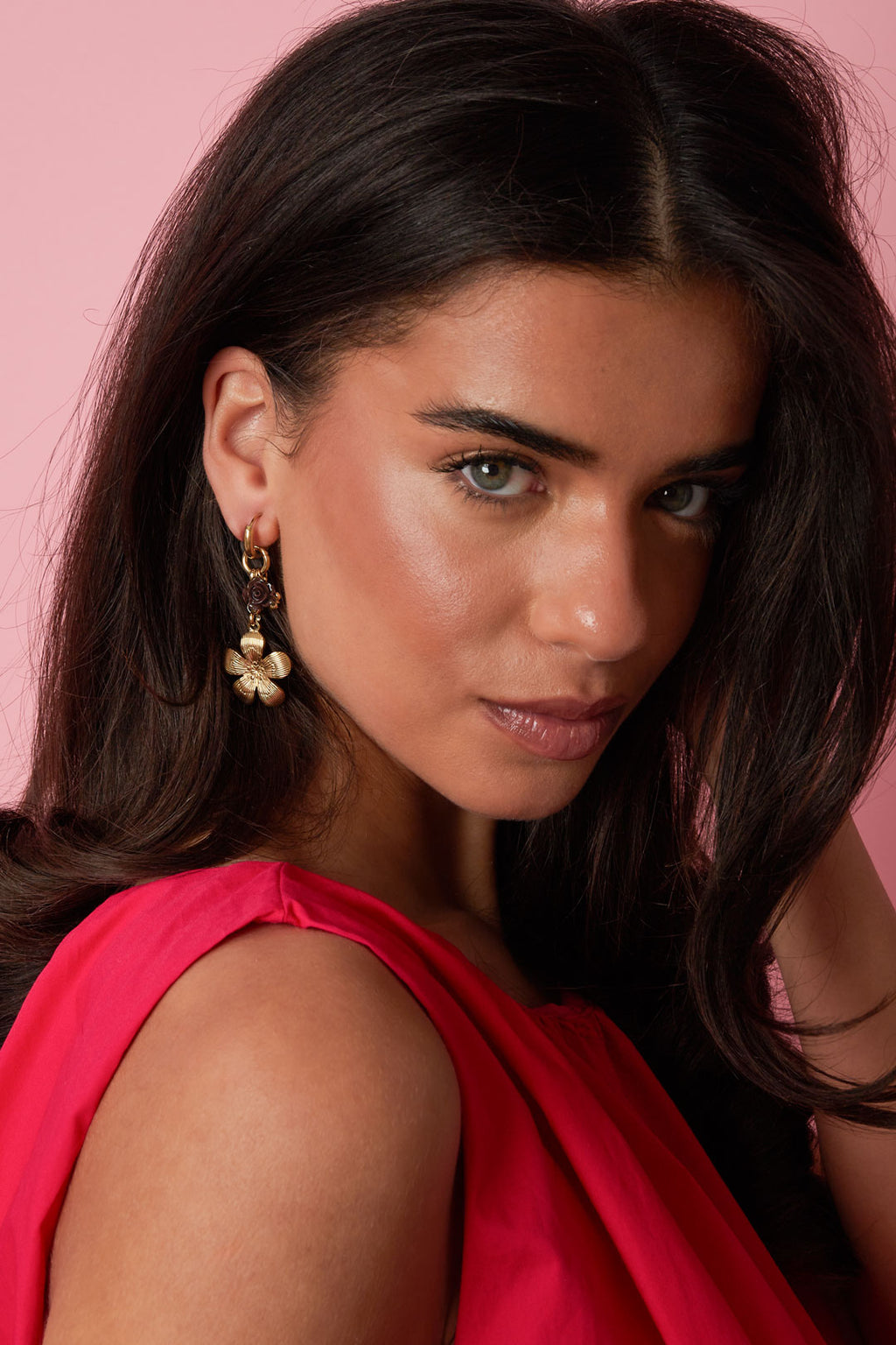 Earrings with flower pendants in various sizes