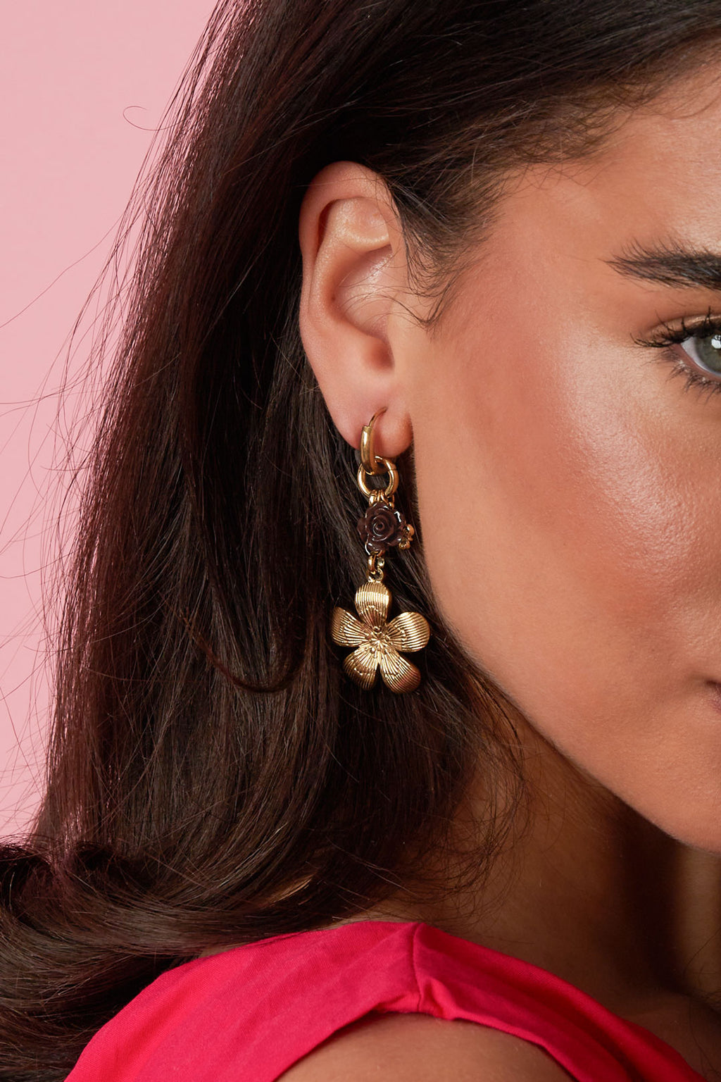 Earrings with flower pendants in various sizes