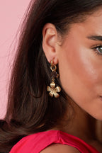 Earrings with flower pendants in various sizes